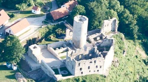 https://commons.wikimedia.org/wiki/File:Luftbild_Burgruine_Wolfstein.jpg unter CC BY 3.0 DE lizenziert. Das Bild wurde zugeschnitten.